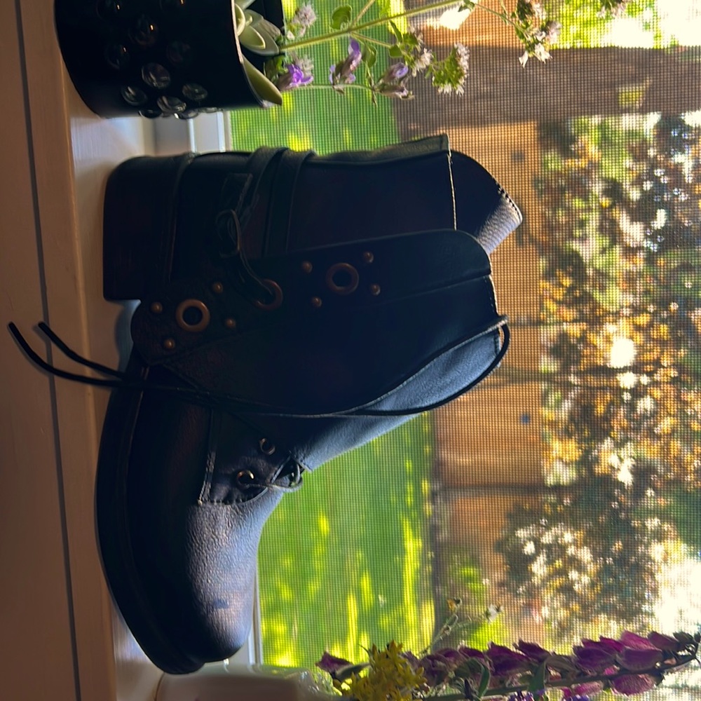 Super fun,versatile,rugged yet classy black womens boots. Good quality! Worth it